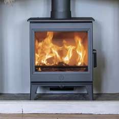 Duży wolnostojący piec Charnwood Cranmore 7 o mocy 7 kW